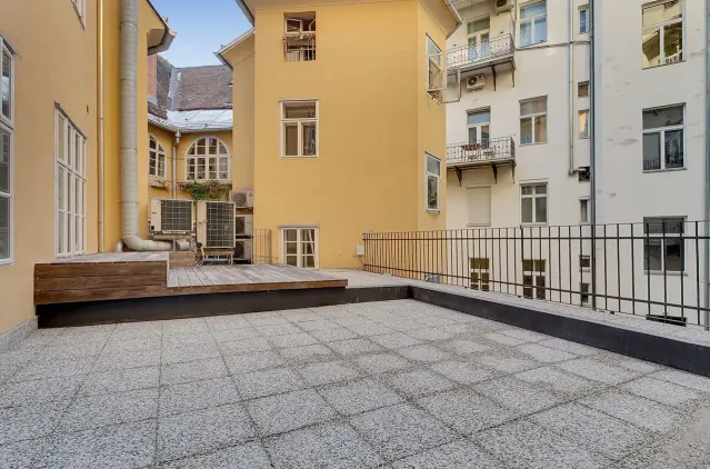 Terasa z vgradnimi policami v Luxury Apartment