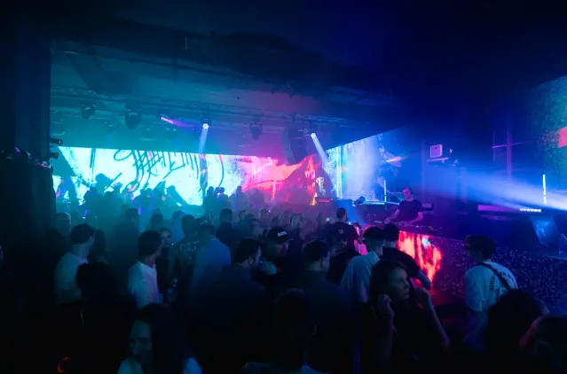 Klubski dogodek z LED-zaslonom v Velana Dvorani