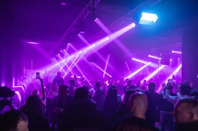 Koncert z vijolično osvetlitvijo v Velana Dvorani